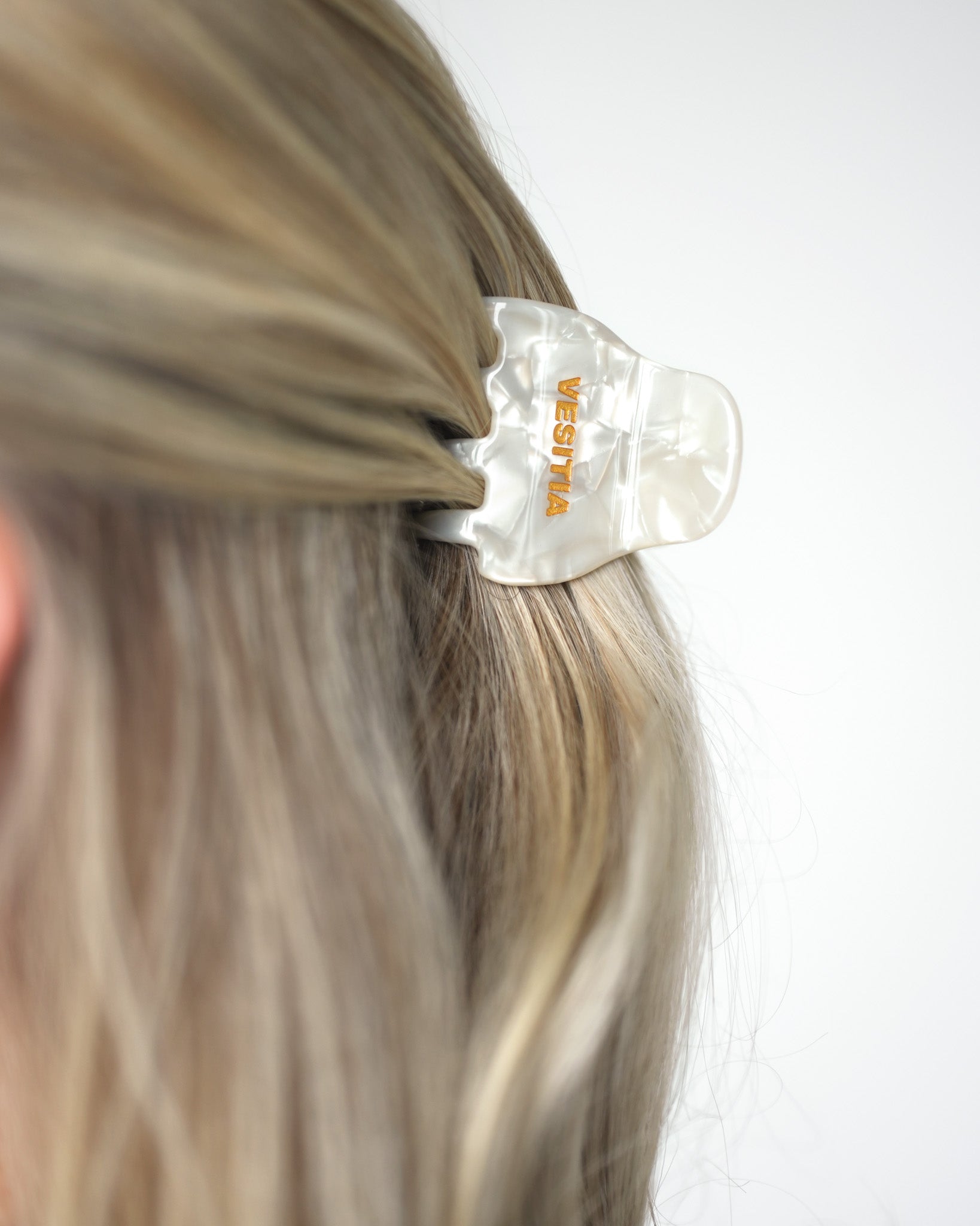 VESITIA midi claw clip on a person's hair against a white background