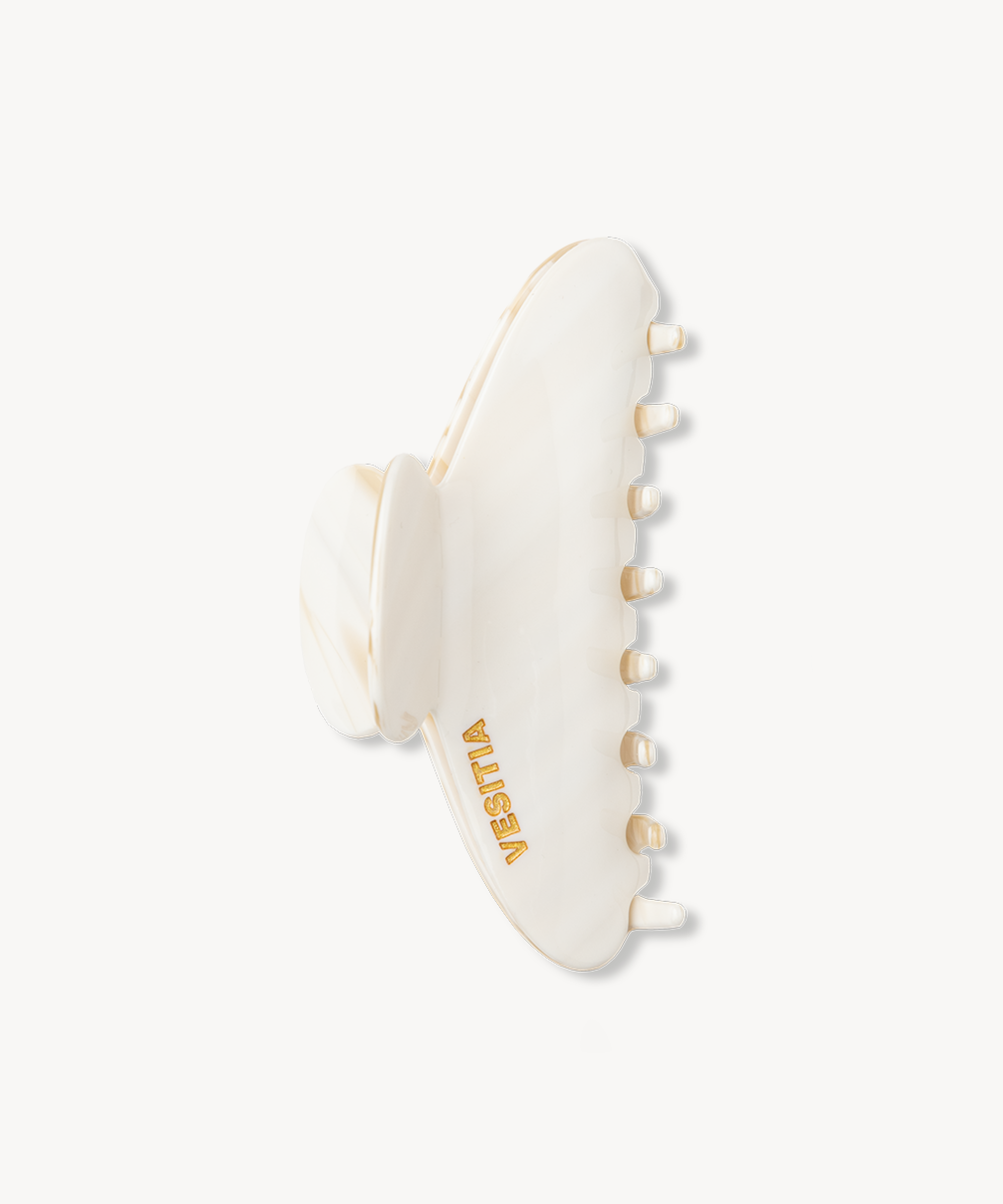 Crème VESITIA claw clip on a white background